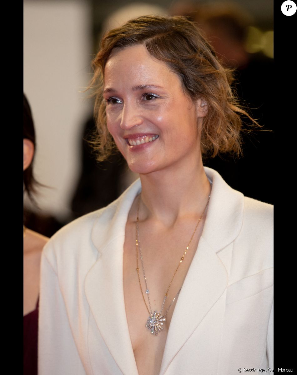 Vicky Krieps - Montée des marches du film "R.M.N." lors du 75ème Festival International du Film de Cannes, le 21 mai 2022. © Cyril Moreau / Bestimage