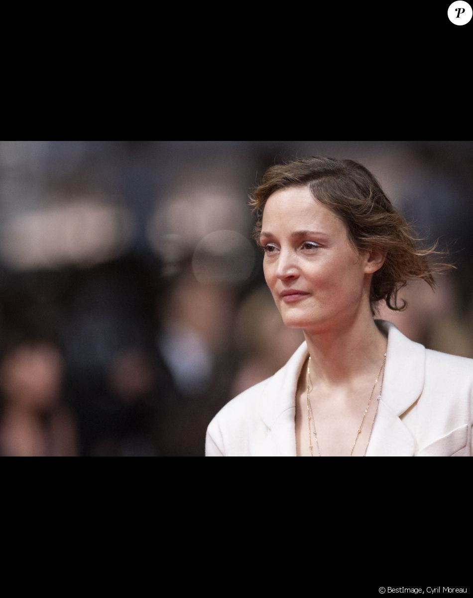 Vicky Krieps - Montée des marches du film "R.M.N." lors du 75ème Festival International du Film de Cannes, le 21 mai 2022. © Cyril Moreau / Bestimage