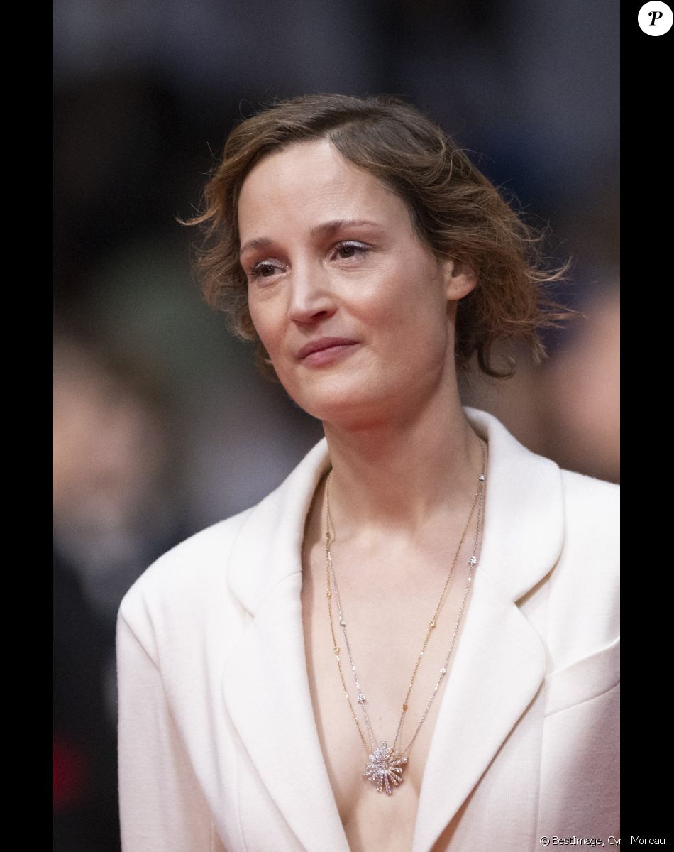 Vicky Krieps - Montée des marches du film "R.M.N." lors du 75ème Festival International du Film de Cannes, le 21 mai 2022. © Cyril Moreau / Bestimage