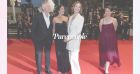 Vicky Krieps radieuse en tailleur décolleté à Cannes, "longue ovation et larmes" pour son film avec Gaspard Ulliel