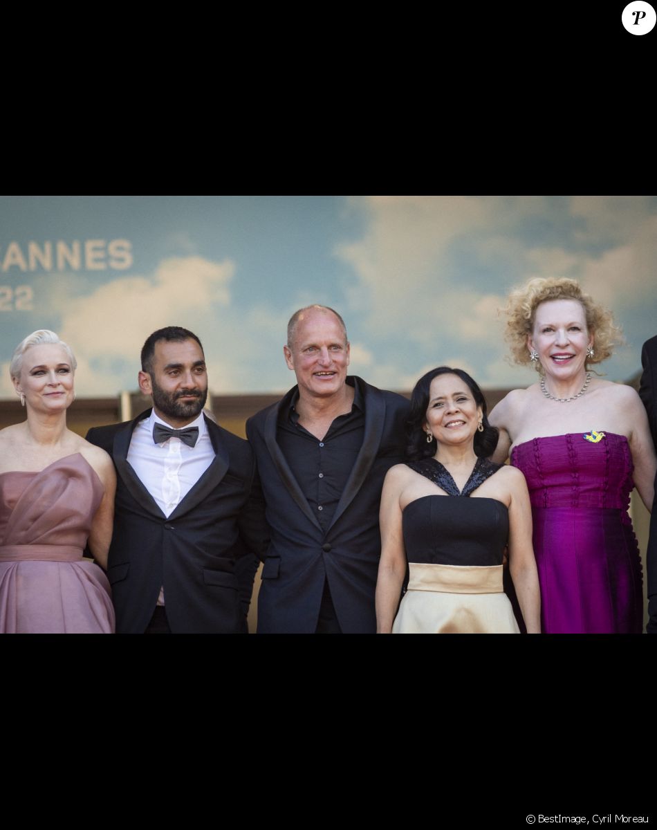 Vicki Berlin, Arvin Kananian, Woody Harrelson, Dolly De Leon, Sunnyi Melle - Montée des marches du film " Triangle of Sadness (Sans filtre) " lors du 75ème Festival International du Film de Cannes. Le 21 mai 2022 © Cyril Moreau / Bestimage