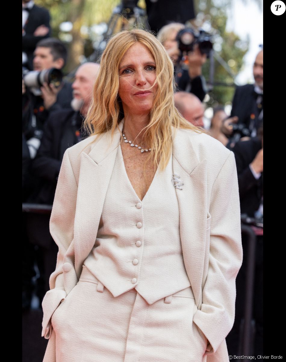 Sandrine Kiberlain - Montée des marches du film " Triangle of Sadness (Sans filtre) " lors du 75ème Festival International du Film de Cannes. Le 21 mai 2022 © Olivier Borde / Bestimage