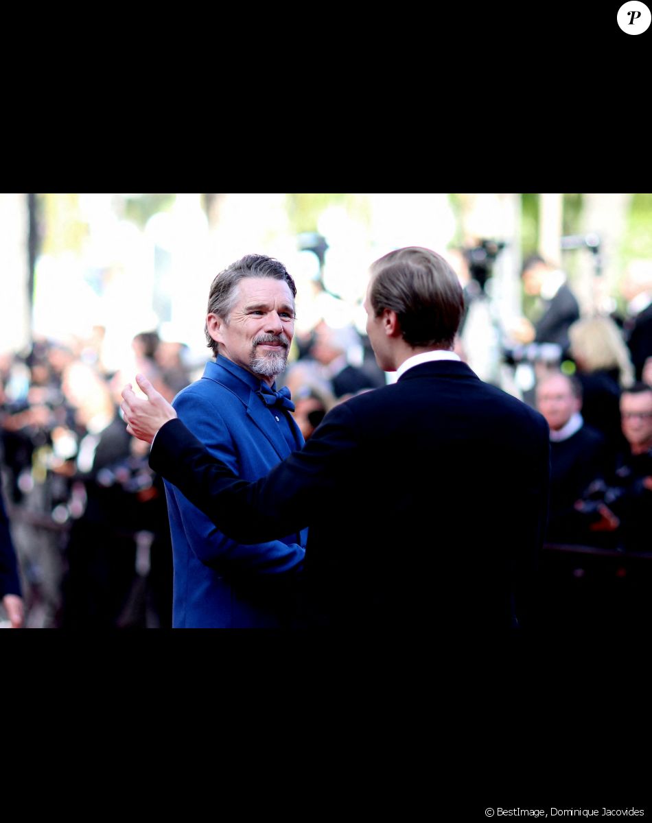 Ethan Hawke, Peter Elkind - Montée des marches du film " Triangle of Sadness (Sans filtre) " lors du 75ème Festival International du Film de Cannes. Le 21 mai 2022 © Dominique Jacovides / Bestimage