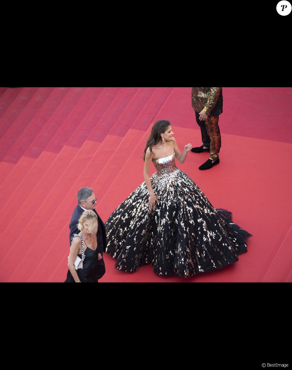 Emilia Dobreva - Montée des marches du film " Triangle of Sadness (Sans filtre) " lors du 75ème Festival International du Film de Cannes. Le 21 mai 2022 © Pool / Bestimage