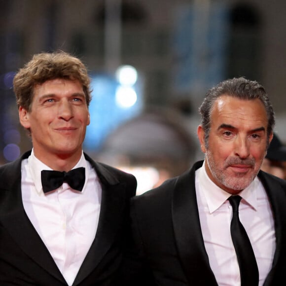 Anaïs Demoustier, Cédric Jimenez, Jean Dujardin, Sandrine Kiberlain - Montée des marches du film "Novembre" lors du 75ème Festival International du Film de Cannes, le 22 mai 2022. © Dominique Jacovides / Bestimage