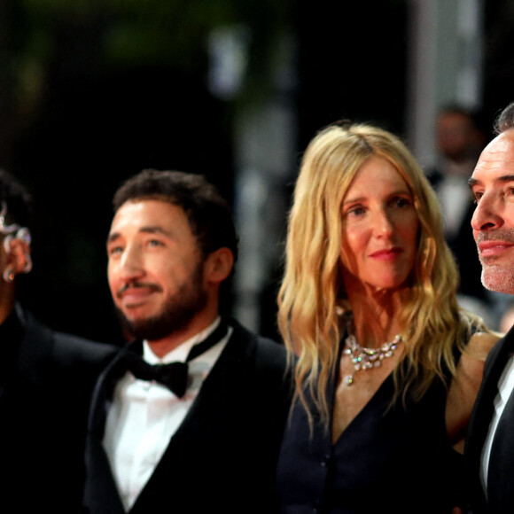 Sofian Khammes, Sandrine Kiberlain, Jean Dujardin, Cédric Jimenez - Montée des marches du film "Novembre" lors du 75ème Festival International du Film de Cannes, le 22 mai 2022. © Dominique Jacovides / Bestimage