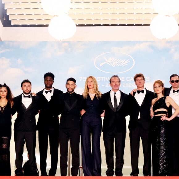 Mathias Rubin, Lyna Khoudri, Sarah Afchain, Sofian Khammes, Stéphane Bak, Sami Outalbali, Sandrine Kiberlain, Jean Dujardin, Cédric Jimenez, Anaïs Demoustier, Raphaël Quenard, Olivier Demangel et Hugo Sélignac - Montée des marches du film "Novembre" lors du 75ème Festival International du Film de Cannes, le 22 mai 2022. © Dominique Jacovides / Bestimage