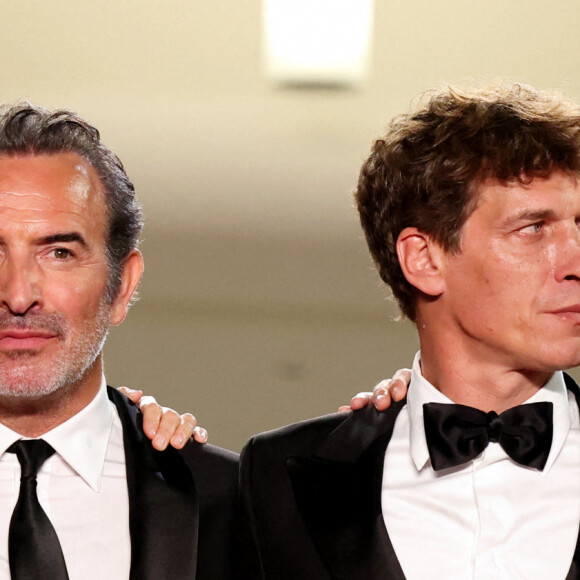Sandrine Kiberlain, Jean Dujardin, Cédric Jimenez - Montée des marches du film "Novembre" lors du 75ème Festival International du Film de Cannes, le 22 mai 2022. © Dominique Jacovides / Bestimage