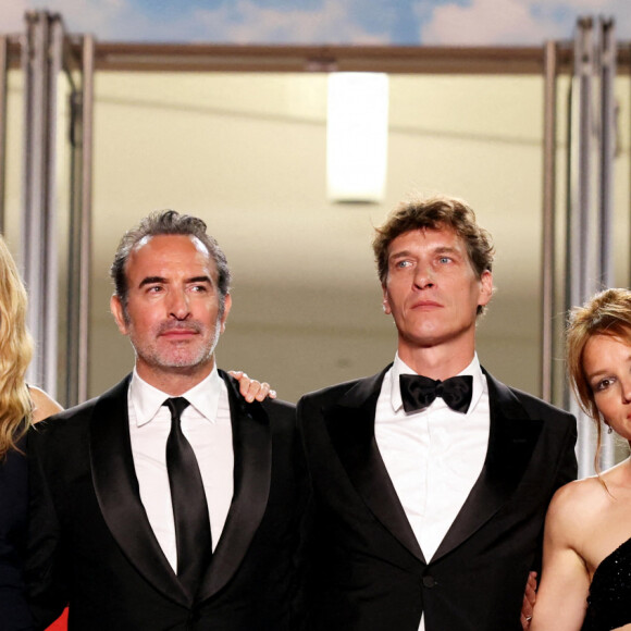 Sami Outalbali, Sandrine Kiberlain, Jean Dujardin, Cédric Jimenez, Anaïs Demoustier, Raphaël Quenard - Montée des marches du film "Novembre" lors du 75ème Festival International du Film de Cannes, le 22 mai 2022. © Dominique Jacovides / Bestimage