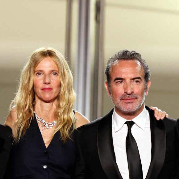 Sandrine Kiberlain, Jean Dujardin - Montée des marches du film "Novembre" lors du 75ème Festival International du Film de Cannes, le 22 mai 2022. © Dominique Jacovides / Bestimage