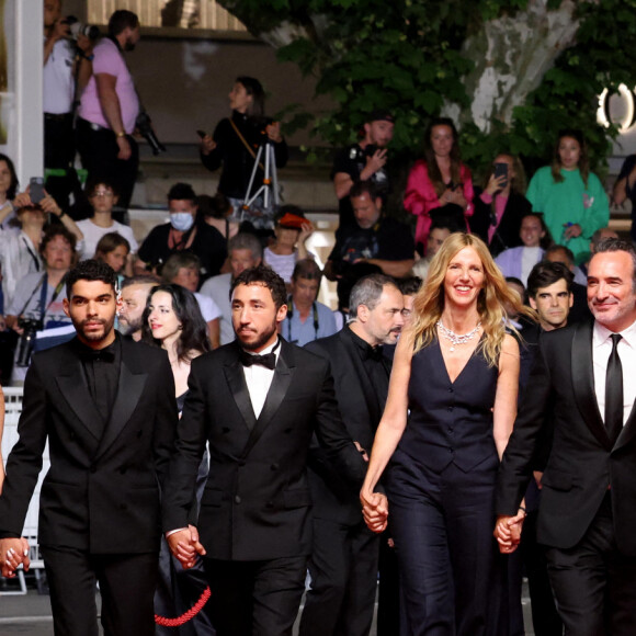 Sami Outalbali, Sofian Khammes, Sandrine Kiberlain, Jean Dujardin, Cédric Jimenez, Anaïs Demoustier, Lyna Khoudri, Stéphane Bak, Raphaël Quenard - Montée des marches du film "Novembre" lors du 75ème Festival International du Film de Cannes, le 22 mai 2022. © Dominique Jacovides / Bestimage