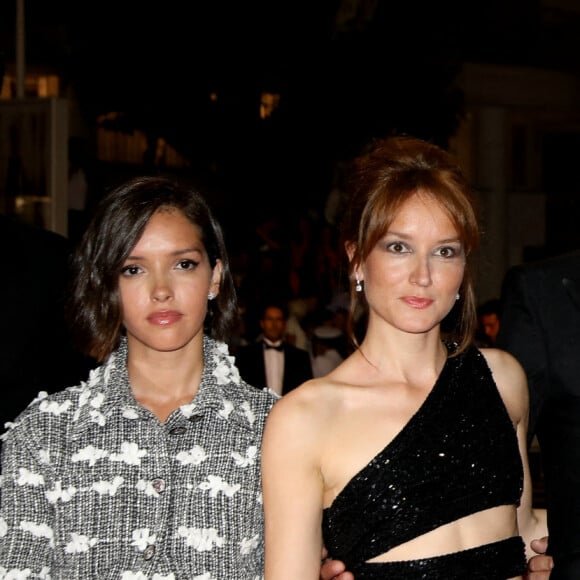 Lyna Khoudri, Anaïs Demoustier, Cédric Jimenez, Jean Dujardin, Sandrine Kiberlain - Montée des marches du film "Novembre" lors du 75ème Festival International du Film de Cannes, le 22 mai 2022. © Dominique Jacovides / Bestimage