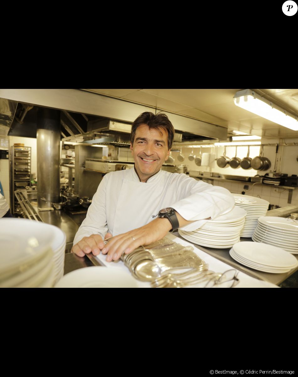 Le chef Yannick Alleno pose dans les cuisines du Pavillon Ledoyen lors de la nouvelle édition sur la gastronomie Francilienne, "Etude de marchés, les parcours de la gastronomie en île de France" à Paris le 19 septembre 2017. © Cédric Perrin/Bestimage