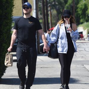 Exclusif - Chris Pratt et sa fiancée Katherine Schwarzenegger passent chez Kreation Organic Juicery à Los Angeles le 25 mars 2019.