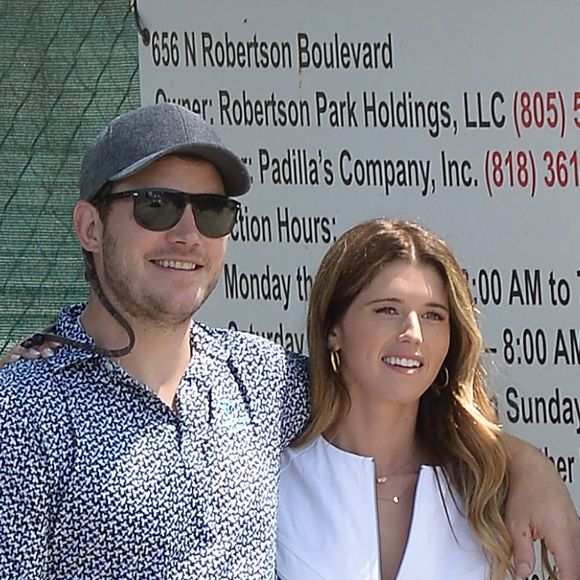 Chris Pratt et sa femme Katherine Schwarzenegger se promènent bras dessus bras dessous dans les rues de Los Angeles, le 29 juillet 2019.