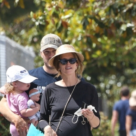 Exclusif - No web - Chris Pratt et sa femme Katherine Schwarzenegger, enceinte, sa soeur Christina et son nouveau compagnon vont au Farmer's Market à Santa Monica, le 15 mai 2022.
