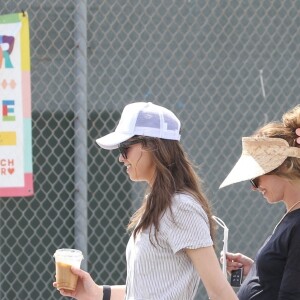 Chris Pratt et sa femme Katherine Schwarzenegger, enceinte, sa soeur Christina et son nouveau compagnon vont au Farmer's Market à Santa Monica, le 15 mai 2022. 