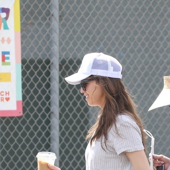 Chris Pratt et sa femme Katherine Schwarzenegger, enceinte, sa soeur Christina et son nouveau compagnon vont au Farmer's Market à Santa Monica, le 15 mai 2022. 
