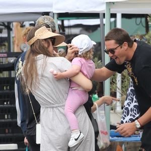 Chris Pratt et sa femme Katherine Schwarzenegger, enceinte, sa soeur Christina et son nouveau compagnon vont au Farmer's Market à Santa Monica, le 15 mai 2022.