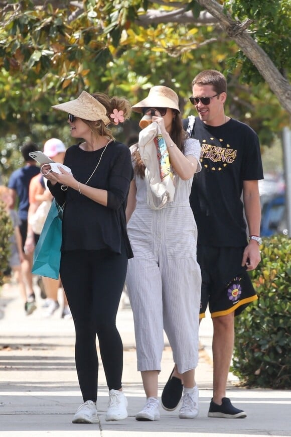 Chris Pratt et sa femme Katherine Schwarzenegger, enceinte, sa soeur Christina et son nouveau compagnon vont au Farmer's Market à Santa Monica, le 15 mai 2022.