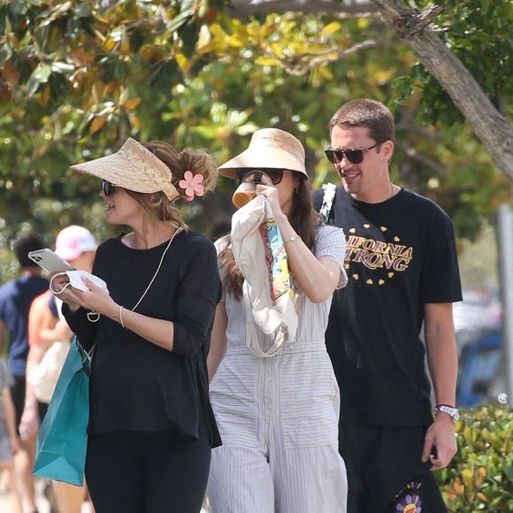 Chris Pratt et sa femme Katherine Schwarzenegger, enceinte, sa soeur Christina et son nouveau compagnon vont au Farmer's Market à Santa Monica, le 15 mai 2022.