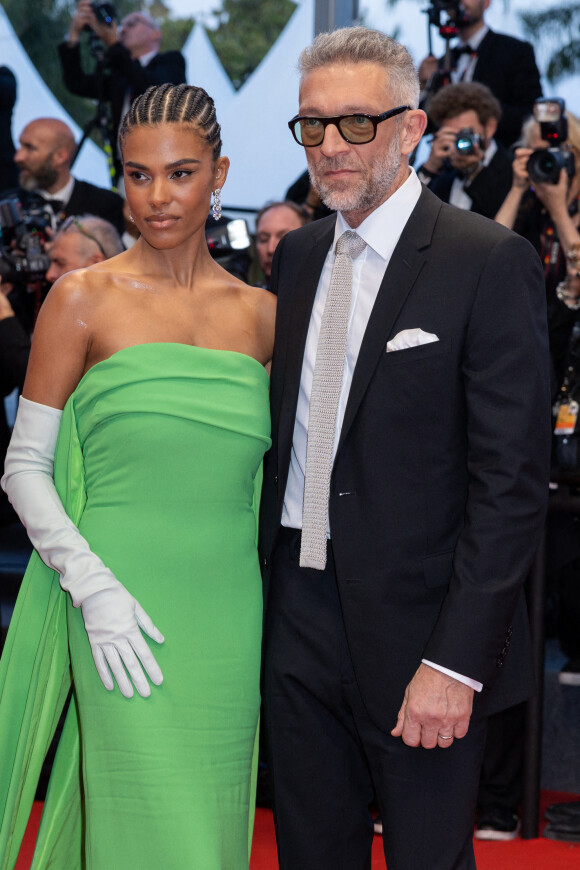 Tina Kunakey et son mari Vincent Cassel - Montée des marches du film " Les crimes du futur " lors du 75ème Festival International du Film de Cannes.© Olivier Borde / Bestimage