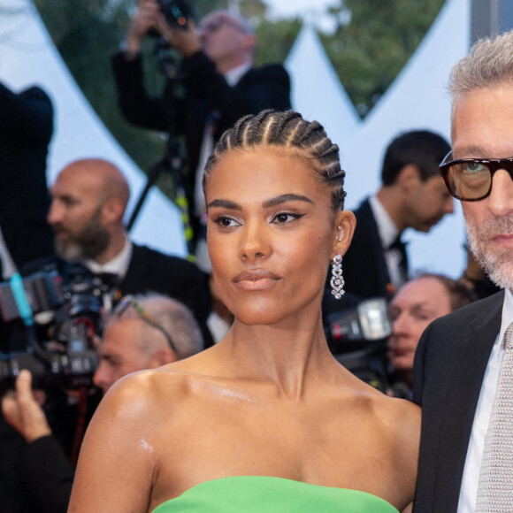Tina Kunakey et son mari Vincent Cassel - Montée des marches du film " Les crimes du futur " lors du 75ème Festival International du Film de Cannes. Le 23 mai 2022 © Olivier Borde / Bestimage