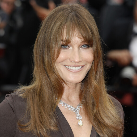 Carla Bruni à la montée des marches du film "Les Amandiers (Forever Young)" lors du 75ème Festival International du Film de Cannes. © imageSPACE via Zuma Press/Bestimage 