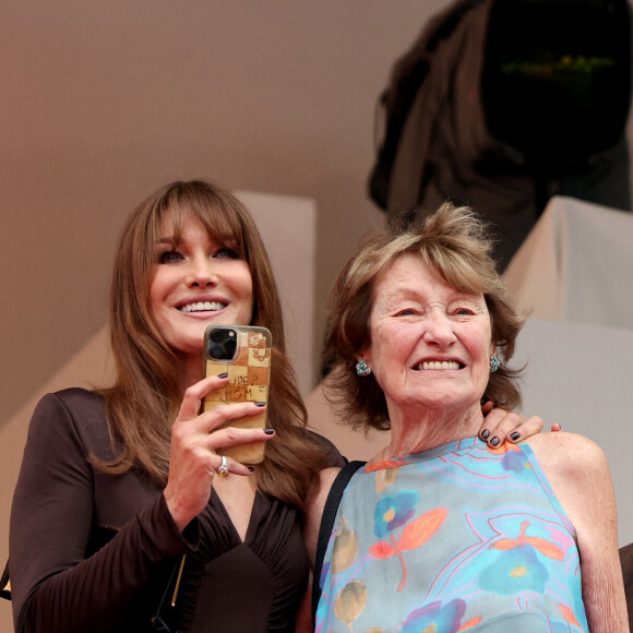 Carla Bruni-Sarkozy et sa mère Marisa Boroni - Montée des marches du film " Les Amandiers " lors du 75ème Festival International du Film de Cannes. Le 22 mai 2022 © Dominique Jacovides / Bestimage 