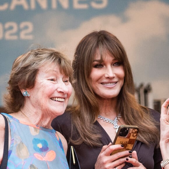 Carla Bruni-Sarkozy et sa mère Marisa Boroni - Montée des marches du film " Les Amandiers " lors du 75ème Festival International du Film de Cannes. Le 22 mai 2022 © Cyril Moreau / Bestimage 