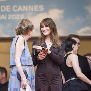 Carla Bruni-Sarkozy et sa mère Marisa Boroni - Montée des marches du film " Les Amandiers " lors du 75ème Festival International du Film de Cannes. Le 22 mai 2022 © Cyril Moreau / Bestimage 