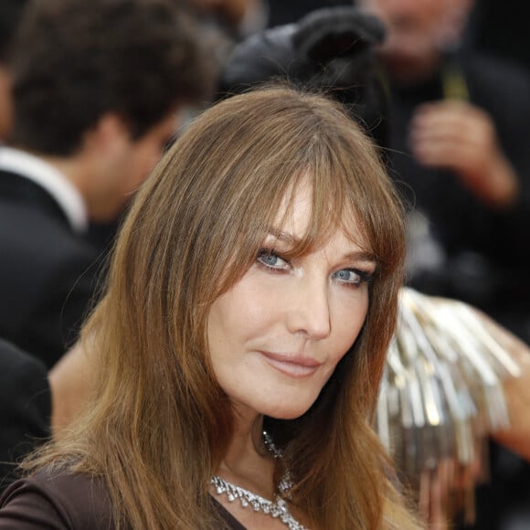 Carla Bruni à la montée des marches du film "Les Amandiers (Forever Young)" lors du 75ème Festival International du Film de Cannes, le 22 mai 2022. © imageSPACE via Zuma Press/Bestimage 