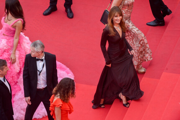Carla Bruni - Sarkozy - Montée des marches du film " Les Amandiers " lors du 75ème Festival International du Film de Cannes. Le 22 mai 2022 ©