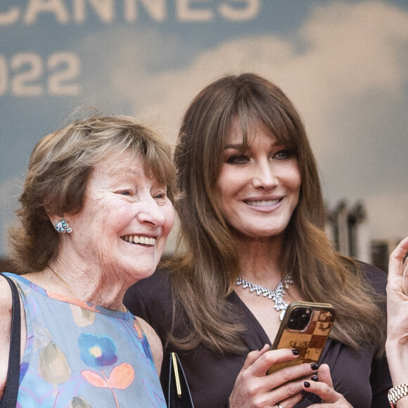 Carla Bruni-Sarkozy et sa mère Marisa Boroni - Montée des marches du film " Les Amandiers " lors du 75ème Festival International du Film de Cannes. Le 22 mai 2022 © Cyril Moreau / Bestimage 