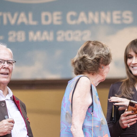 Carla Bruni-Sarkozy et sa mère Marisa Boroni - Montée des marches du film " Les Amandiers " lors du 75ème Festival International du Film de Cannes. Le 22 mai 2022 © Cyril Moreau / Bestimage 