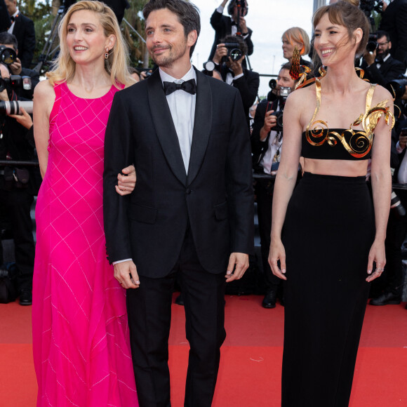 Julie Gayet, Raphael Personnaz, Louise Bourgoin - Montée des marches du film " L'Innocent " lors du 75ème Festival International du Film de Cannes. Le 24 mai 2022 © Olivier Borde / Bestimage 