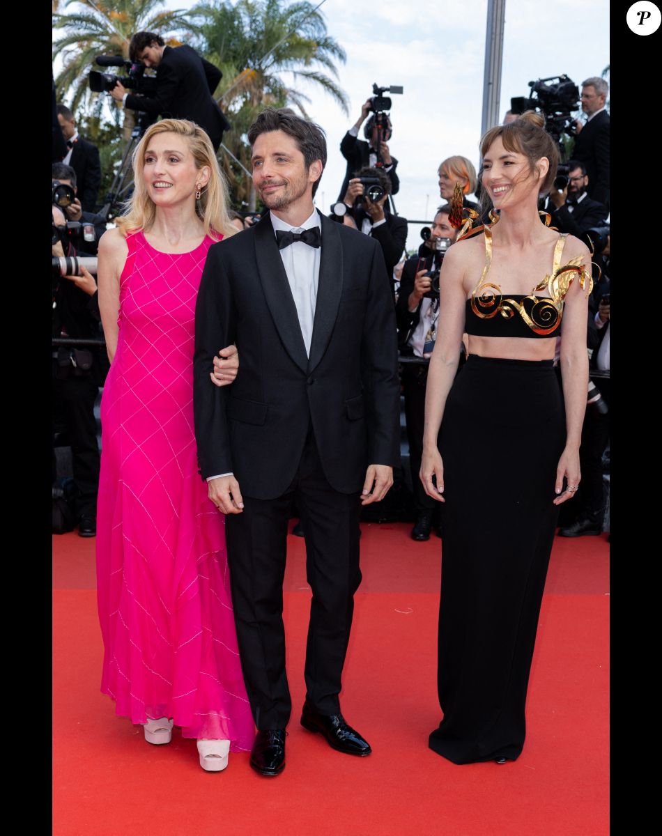 Julie Gayet, Raphael Personnaz, Louise Bourgoin - Montée des marches du film " L'Innocent " lors du 75ème Festival International du Film de Cannes. Le 24 mai 2022 © Olivier Borde / Bestimage