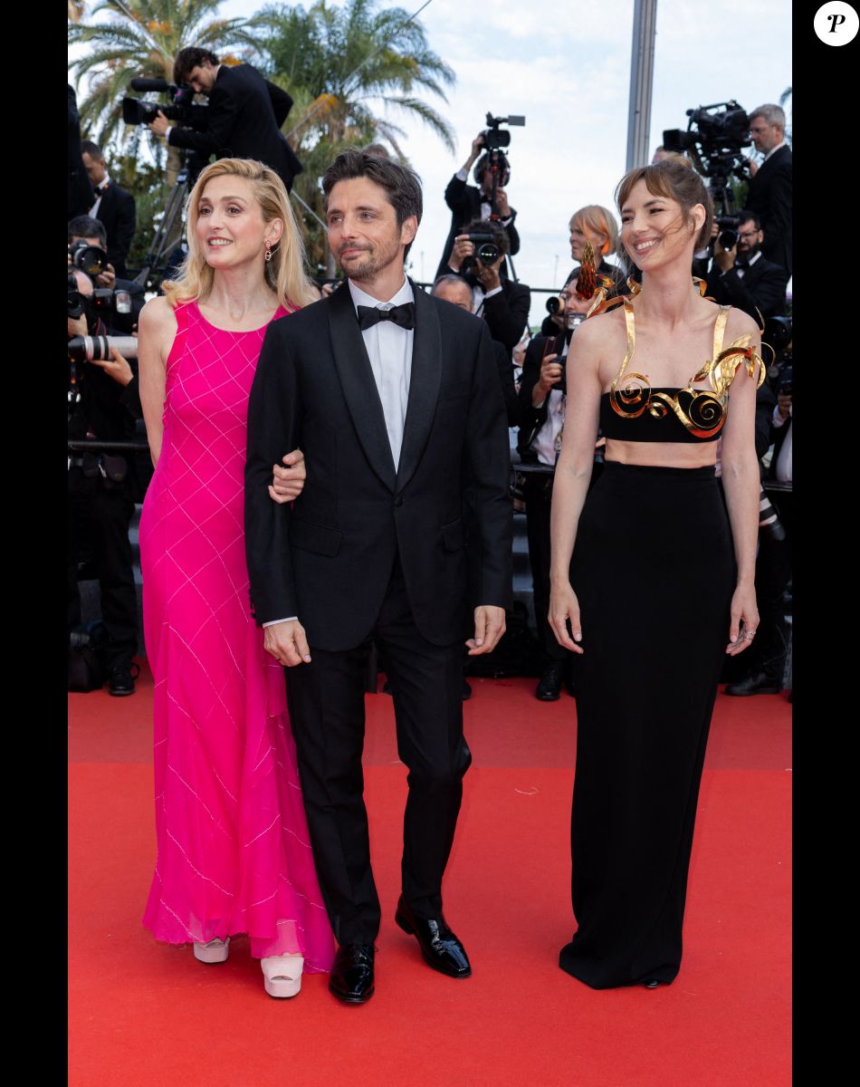 Julie Gayet, Raphael Personnaz, Louise Bourgoin - Montée des marches du film " L'Innocent " lors du 75ème Festival International du Film de Cannes. Le 24 mai 2022 © Olivier Borde / Bestimage