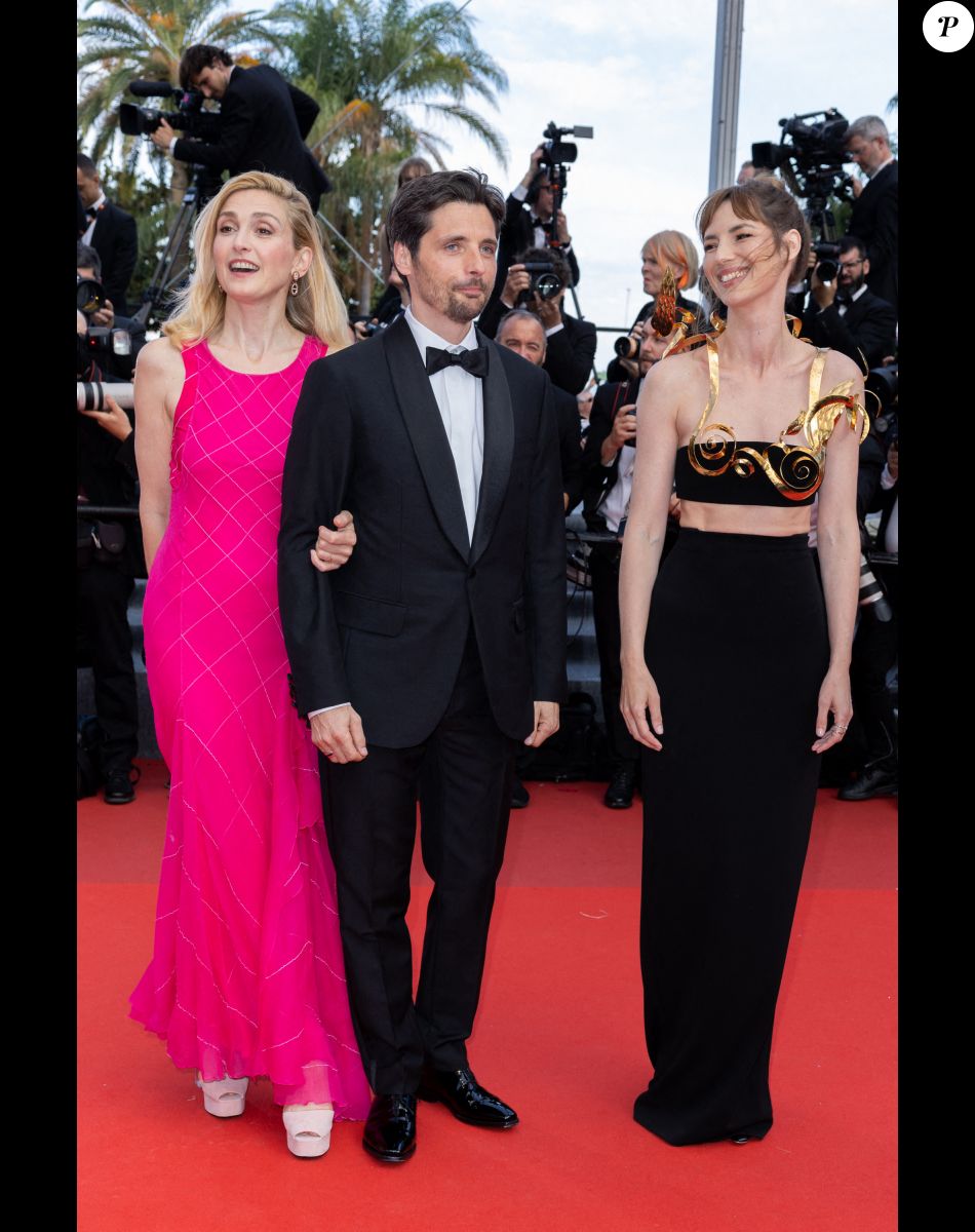 Julie Gayet, Raphael Personnaz, Louise Bourgoin - Montée des marches du film " L'Innocent " lors du 75ème Festival International du Film de Cannes. Le 24 mai 2022 © Olivier Borde / Bestimage