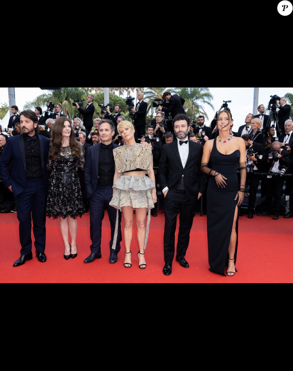 Chiara Mastroianni, Marina Fois, Adèle Exarchopoulos - Montée des marches du film " L'Innocent " lors du 75ème Festival International du Film de Cannes. Le 24 mai 2022 © Olivier Borde / Bestimage