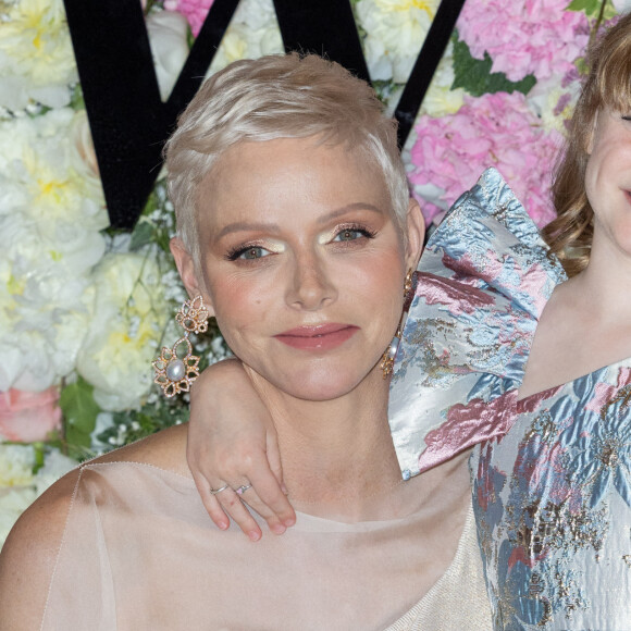 La princesse Charlène de Monaco et sa fille La princesse Gabriella de Monaco, comtesse de Carladès remettent le prix "Emerging Designer Award" à Ramzen lors de la Monte-Carlo fashion week à l'Opéra Garnier de Monaco le 24 mai 2022. © Olivier Huitel/Bestimage
