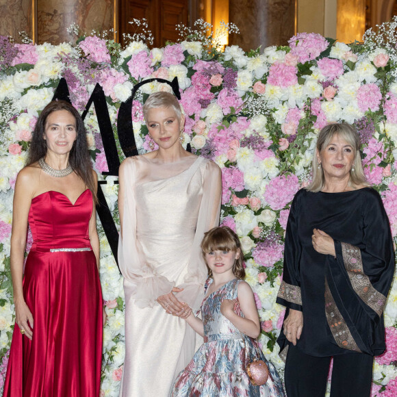 No Tabloids - La princesse Charlène de Monaco et sa fille La princesse Gabriella de Monaco, comtesse de Carladès remettent le prix "Emerging Designer Award" à Ramzen lors de la Monte-Carlo fashion week à l'Opéra Garnier de Monaco le 24 mai 2022. © Olivier Huitel/Bestimage