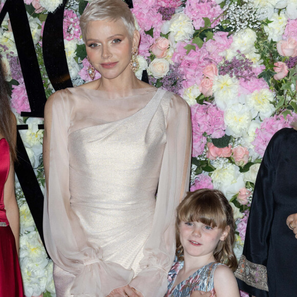 No Tabloids - La princesse Charlène de Monaco et sa fille La princesse Gabriella de Monaco, comtesse de Carladès remettent le prix "Emerging Designer Award" à Ramzen lors de la Monte-Carlo fashion week à l'Opéra Garnier de Monaco le 24 mai 2022. © Olivier Huitel/Bestimage