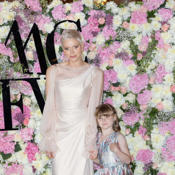 La princesse Charlène de Monaco et sa fille La princesse Gabriella de Monaco, comtesse de Carladès remettent le prix "Emerging Designer Award" à Ramzen lors de la Monte-Carlo fashion week à l'Opéra Garnier de Monaco le 24 mai 2022. © Olivier Huitel/Bestimage