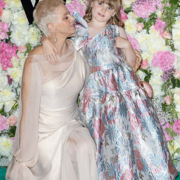 La princesse Charlène de Monaco et sa fille La princesse Gabriella de Monaco, comtesse de Carladès remettent le prix "Emerging Designer Award" à Ramzen lors de la Monte-Carlo fashion week à l'Opéra Garnier de Monaco le 24 mai 2022. © Olivier Huitel/Bestimage