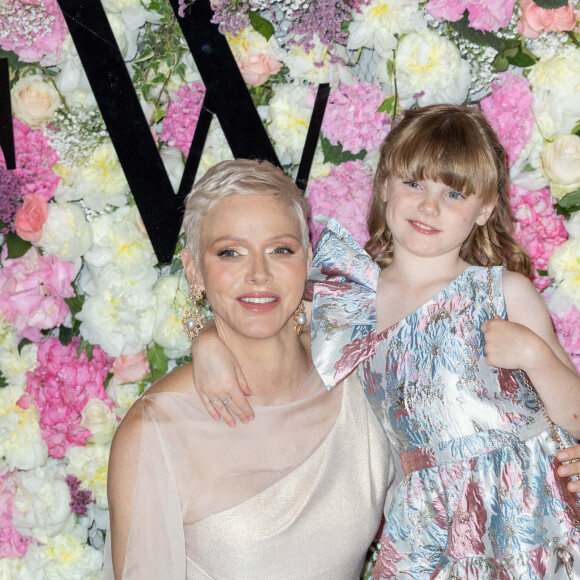 La princesse Charlène de Monaco et sa fille La princesse Gabriella de Monaco, comtesse de Carladès remettent le prix "Emerging Designer Award" à Ramzen lors de la Monte-Carlo fashion week à l'Opéra Garnier de Monaco le 24 mai 2022. © Olivier Huitel/Bestimage