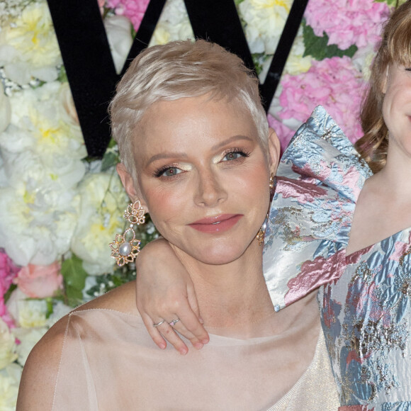 La princesse Charlène de Monaco et sa fille La princesse Gabriella de Monaco, comtesse de Carladès remettent le prix "Emerging Designer Award" à Ramzen lors de la Monte-Carlo fashion week à l'Opéra Garnier de Monaco le 24 mai 2022. © Olivier Huitel/Bestimage