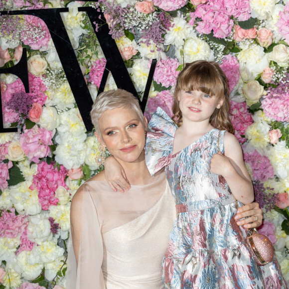 La princesse Charlène de Monaco et sa fille La princesse Gabriella de Monaco, comtesse de Carladès remettent le prix "Emerging Designer Award" à Ramzen lors de la Monte-Carlo fashion week à l'Opéra Garnier de Monaco le 24 mai 2022. © Olivier Huitel/Bestimage