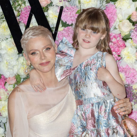 La princesse Charlène de Monaco et sa fille La princesse Gabriella de Monaco, comtesse de Carladès remettent le prix "Emerging Designer Award" à Ramzen lors de la Monte-Carlo fashion week à l'Opéra Garnier de Monaco le 24 mai 2022. © Olivier Huitel/Bestimage
