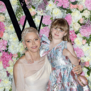 La princesse Charlène de Monaco et sa fille La princesse Gabriella de Monaco, comtesse de Carladès remettent le prix "Emerging Designer Award" à Ramzen lors de la Monte-Carlo fashion week à l'Opéra Garnier de Monaco le 24 mai 2022. © Olivier Huitel/Bestimage